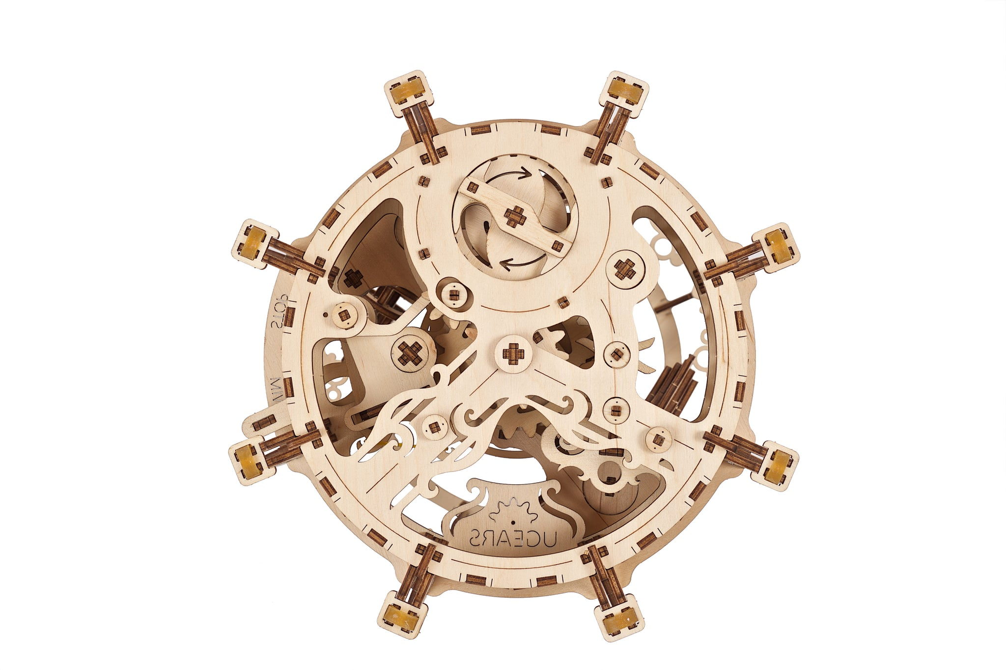 Un modèle complexe en bois d'une horloge avec engrenages et aiguilles.