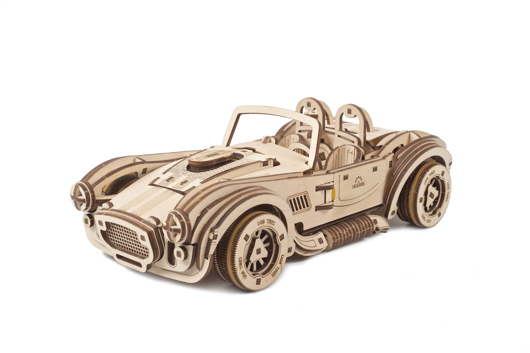 Ein Holzmodell eines Cabrios mit detaillierten Rädern und Innenraum.