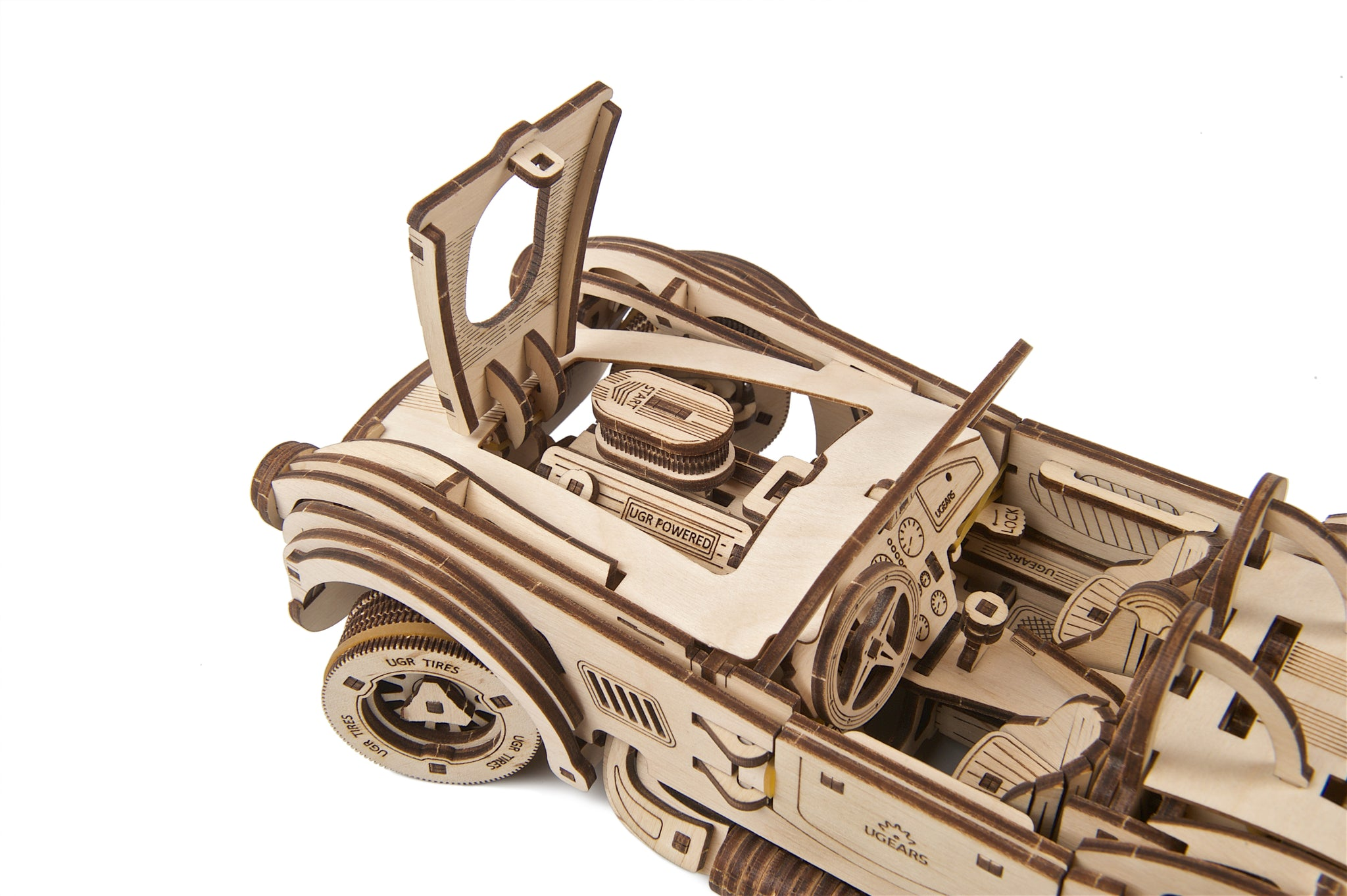Ein Holzmodellauto mit geöffneter Motorhaube und sichtbarem Innenraum.