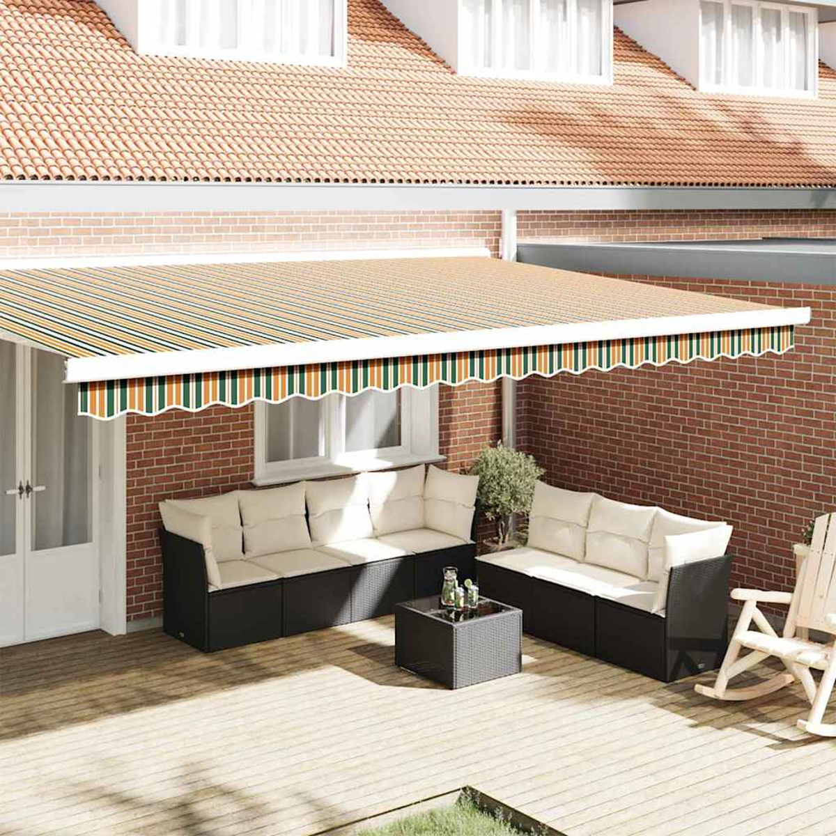 Markise mit orangefarbenen, grünen und weißen Streifen beschattet eine Terrasse mit Rattanmöbeln.