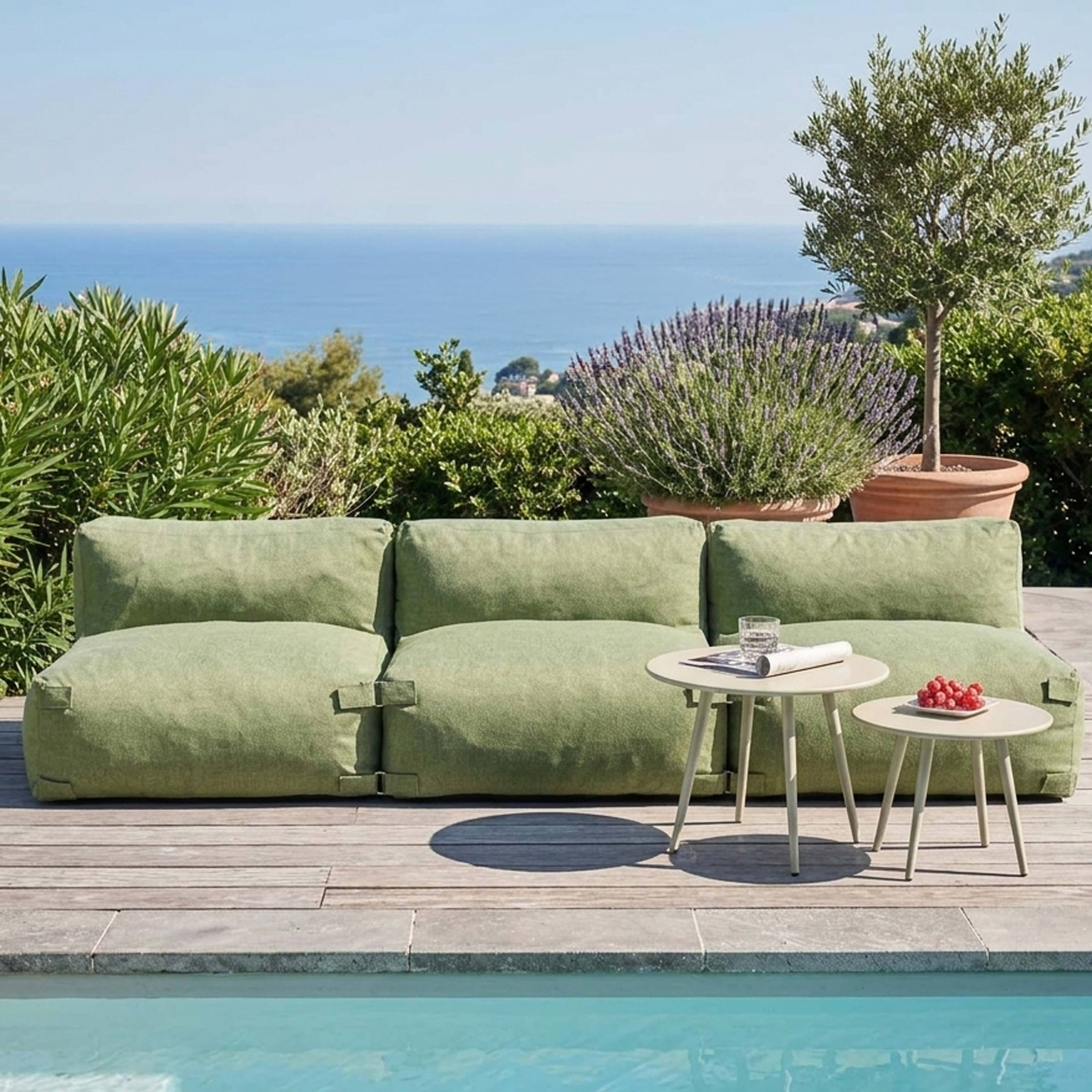 Grüne Lounge-Möbel am Pool mit Blick auf das Meer und Lavendel.