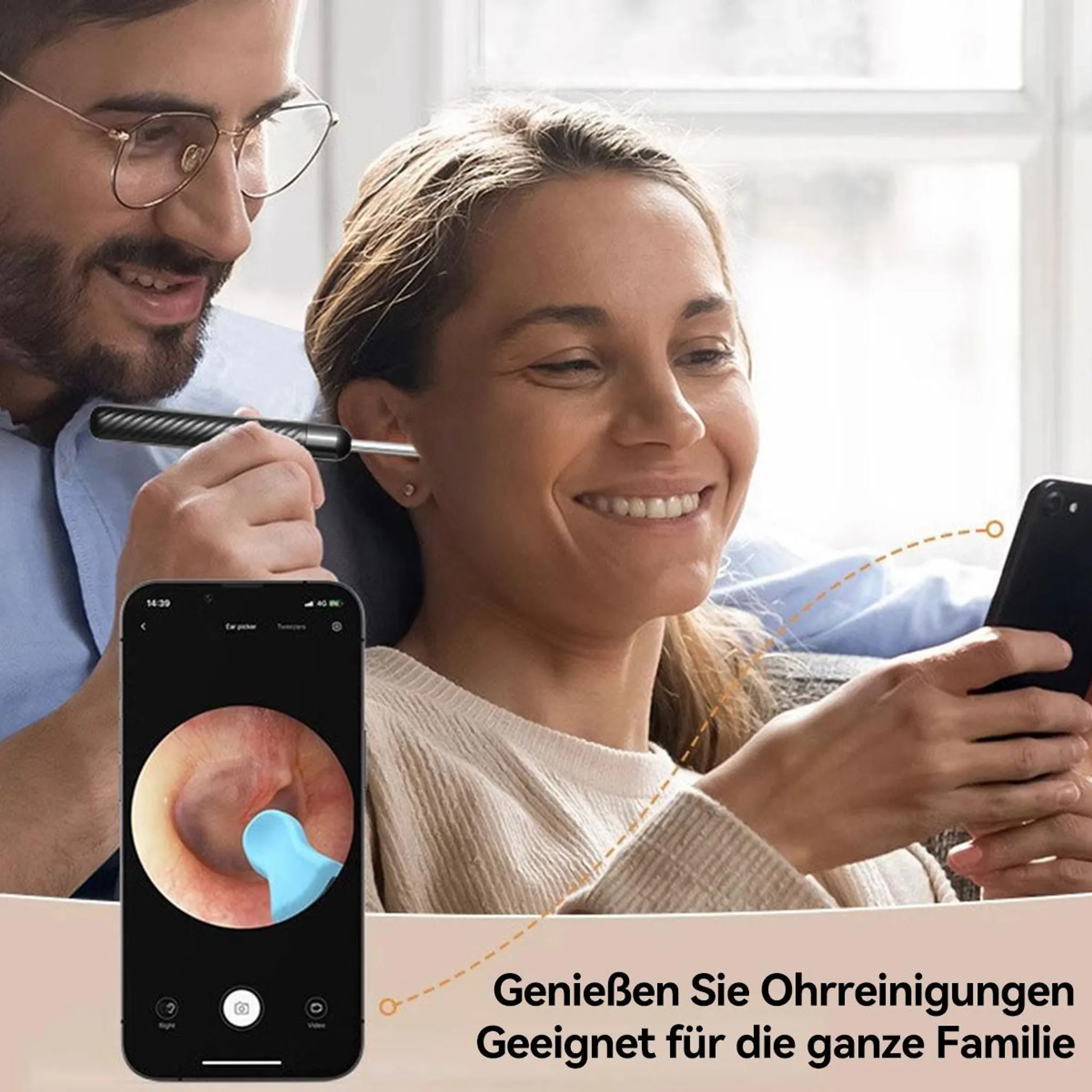 Mann benutzt Ohrreinigungsgerät an Frau, während sie auf Handy schaut. App zeigt Gehörgang.