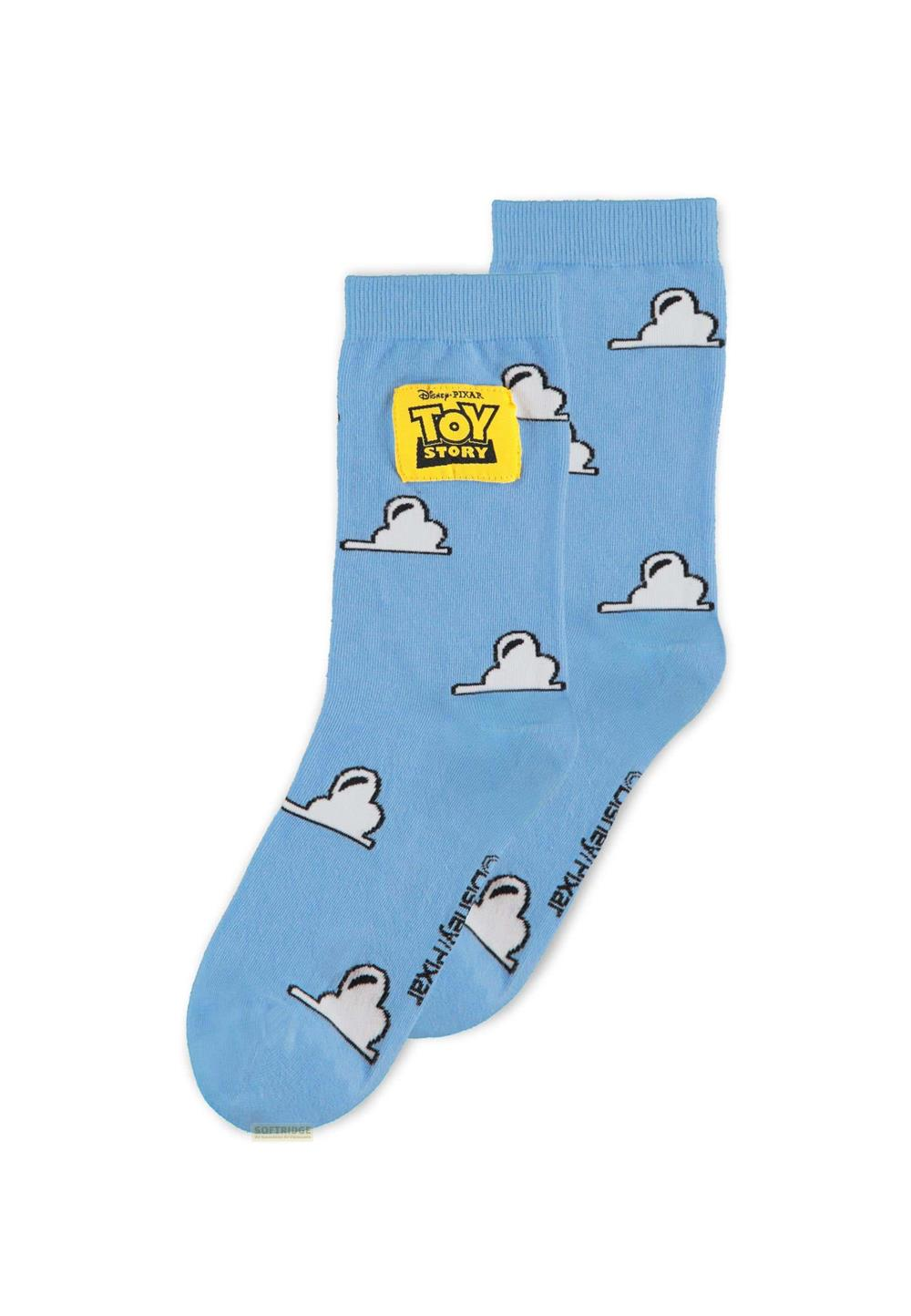 Hellblaue Socken mit weißen Wolken und Toy Story Logo.