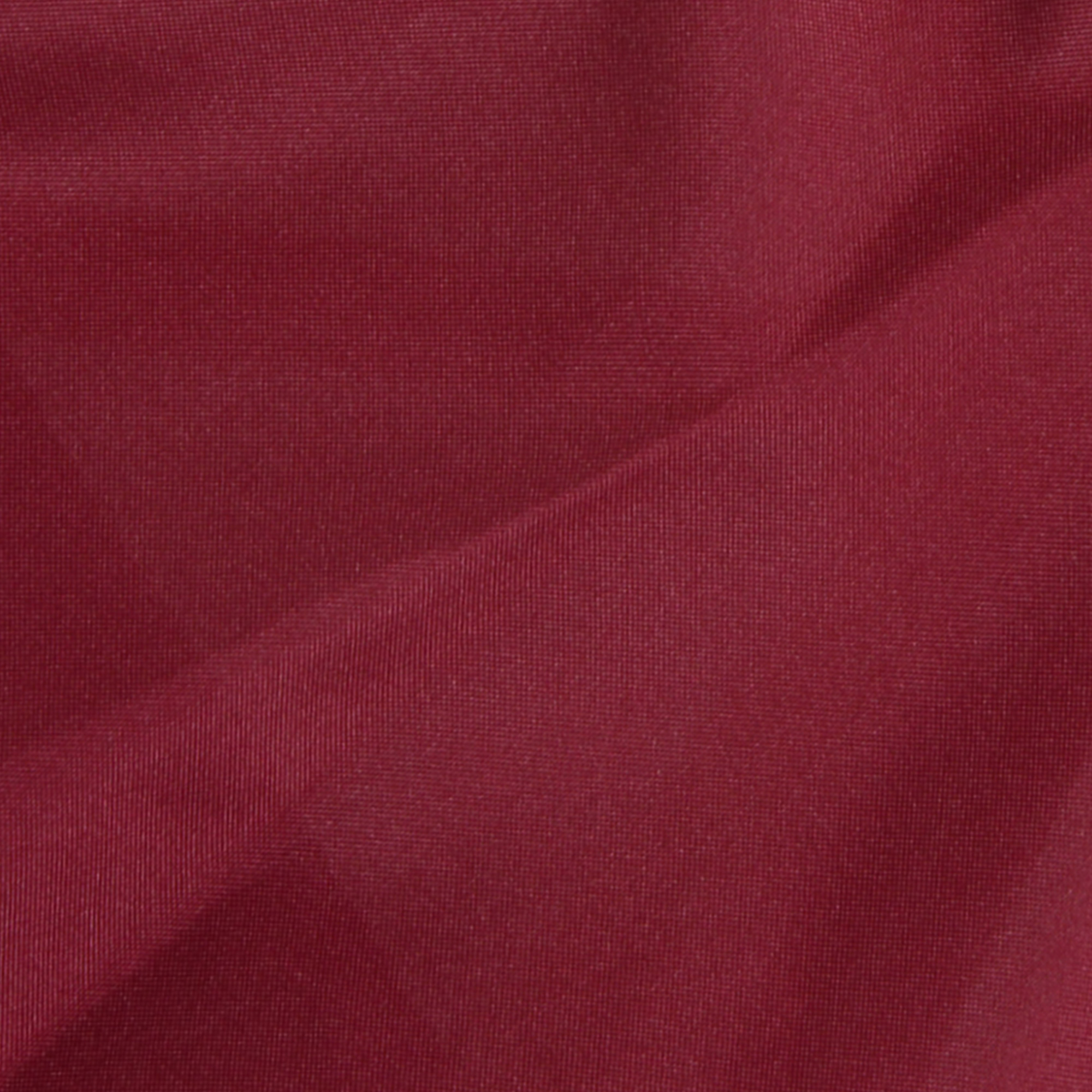 Tessuto rosso scuro con pieghe.