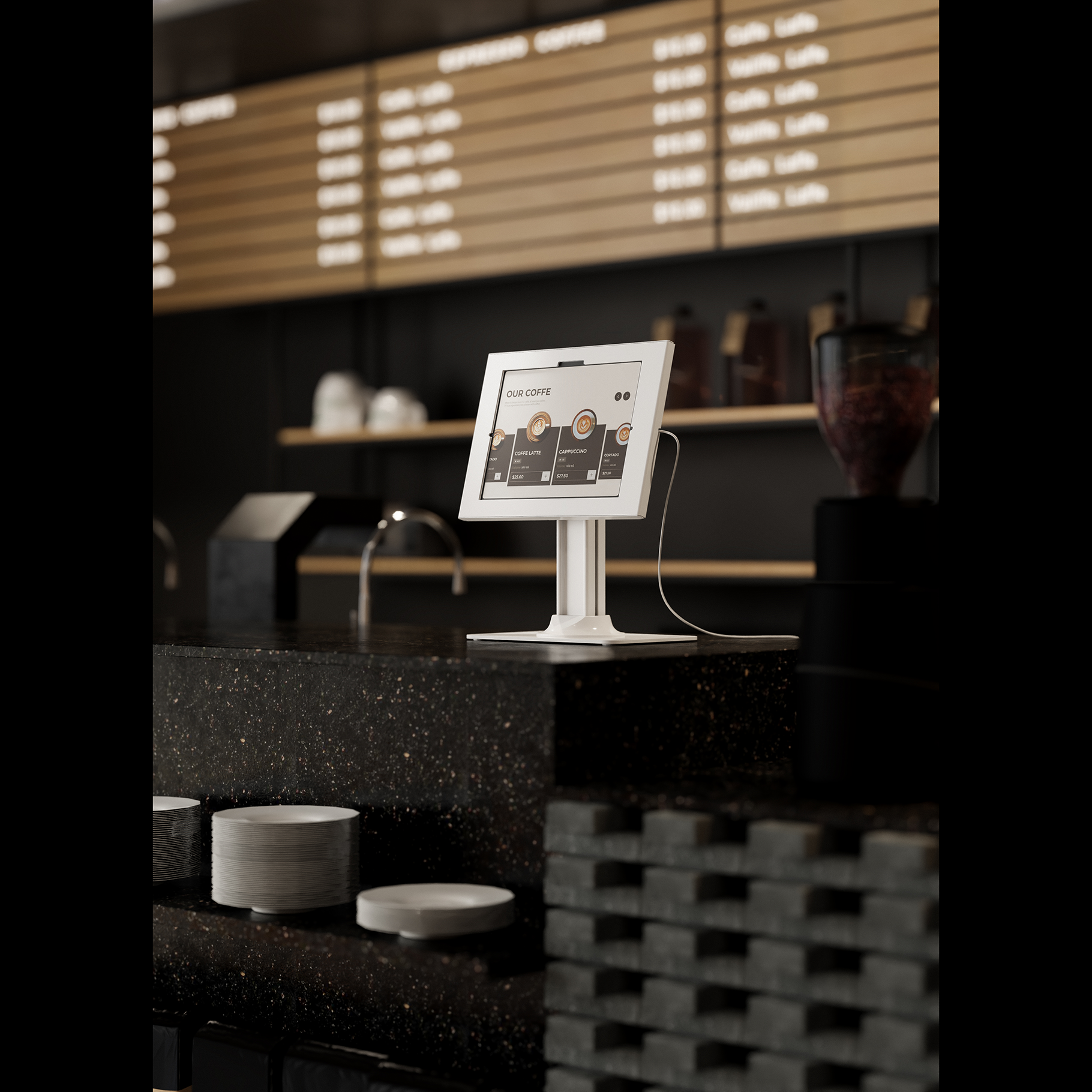 Un tablet mostra menu di caffè su un bancone di un bar. Si vedono piatti e un macinacaffè.