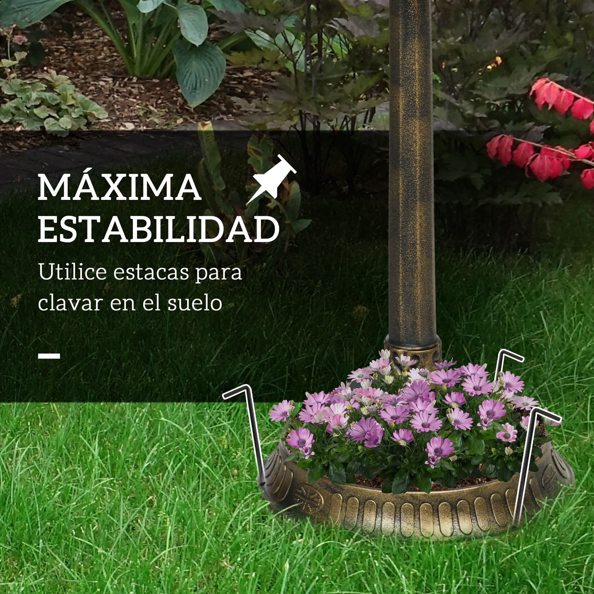 Un poste de luz dorado con flores en una maceta sobre césped.