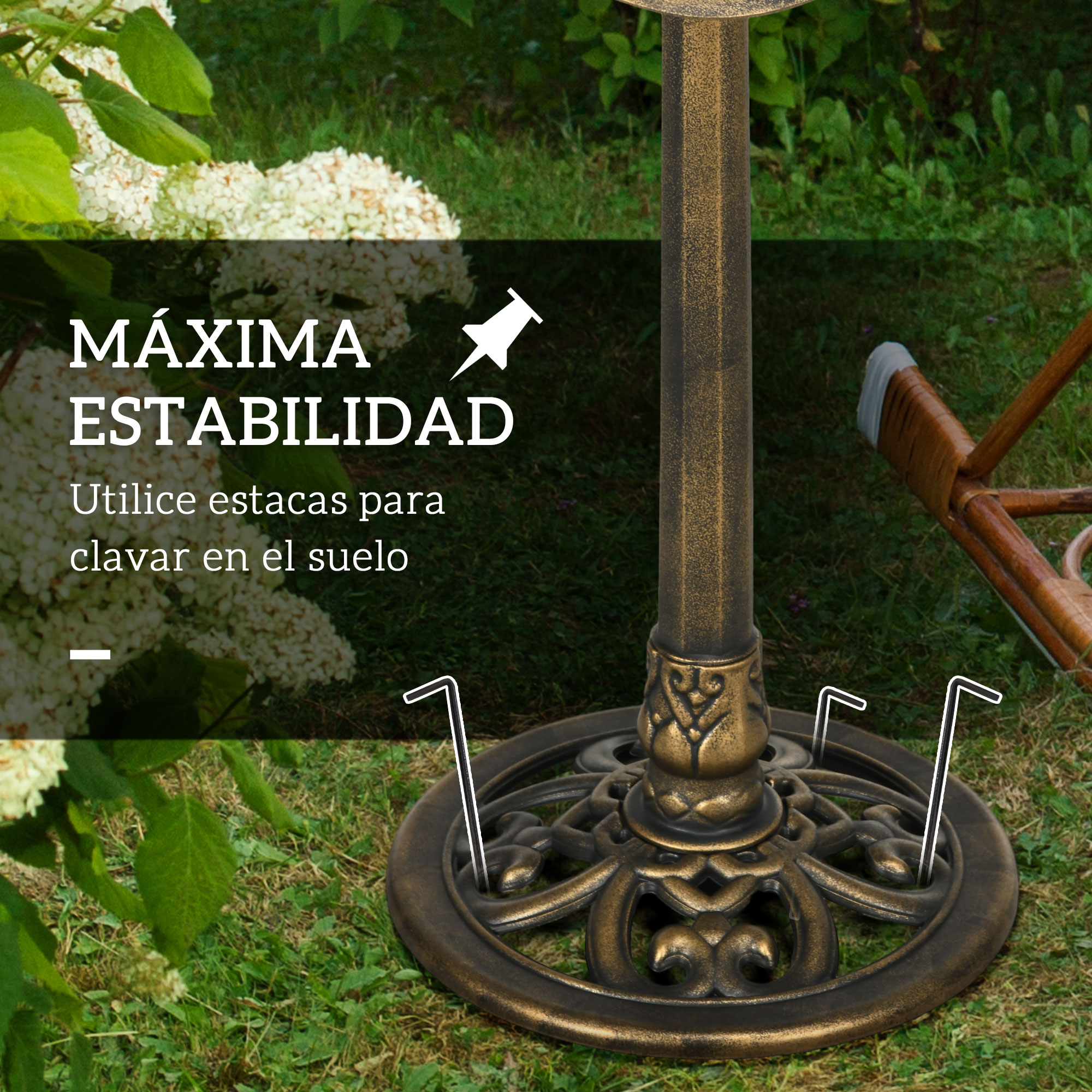 Un soporte de bronce con base decorativa y estacas en el césped.