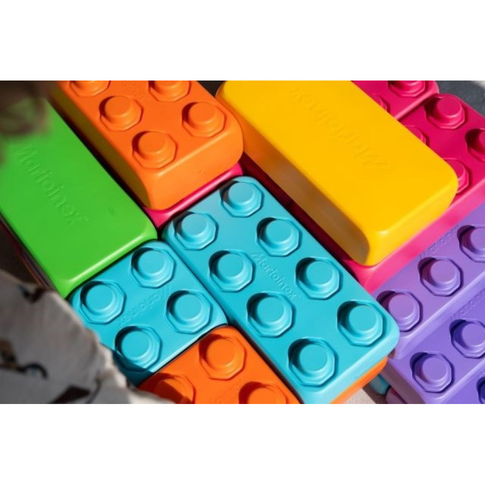 Bloques de construcción coloridos, incluyendo verde, naranja, amarillo, azul, rosa y morado.