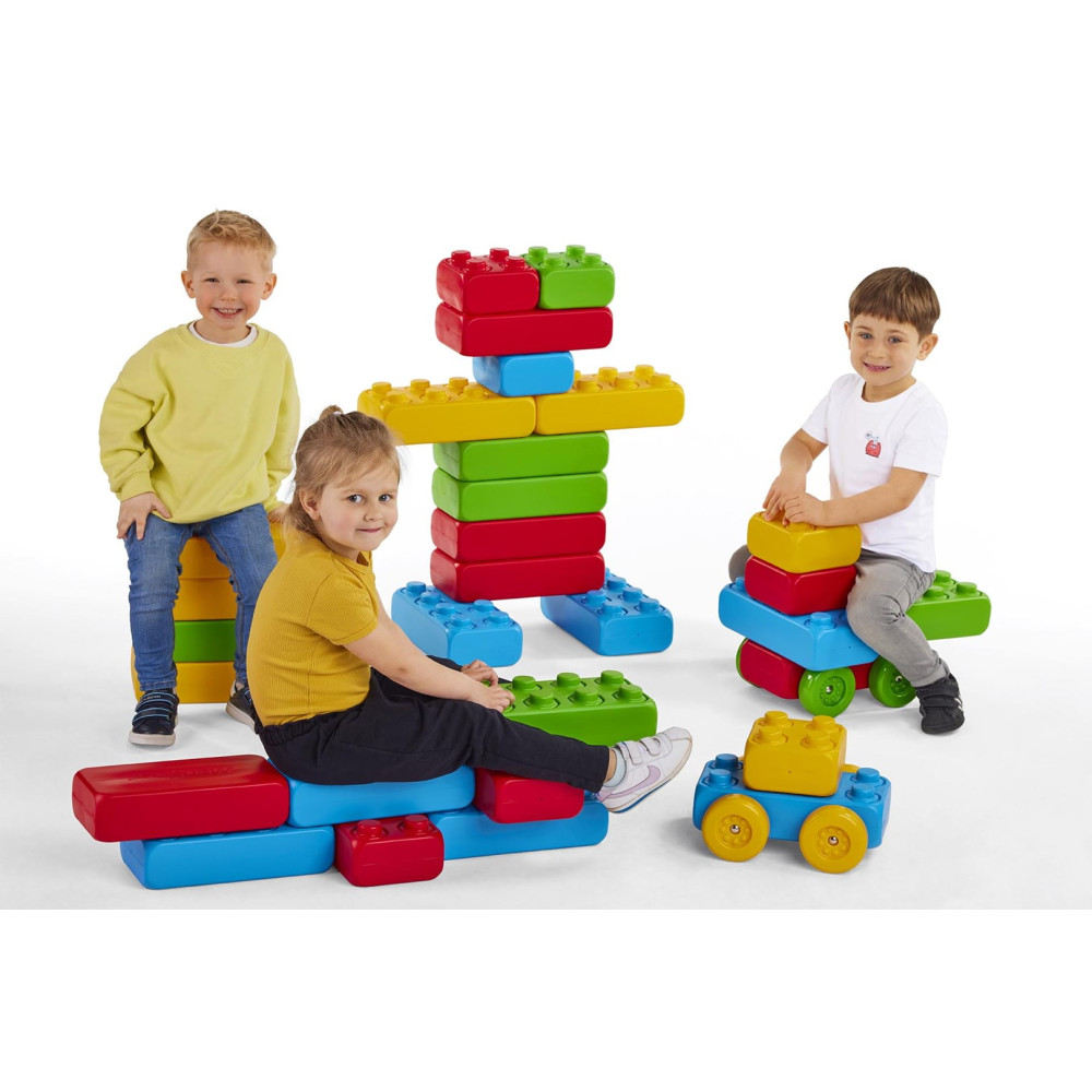 Niños construyen un robot y un vehículo con bloques coloridos.