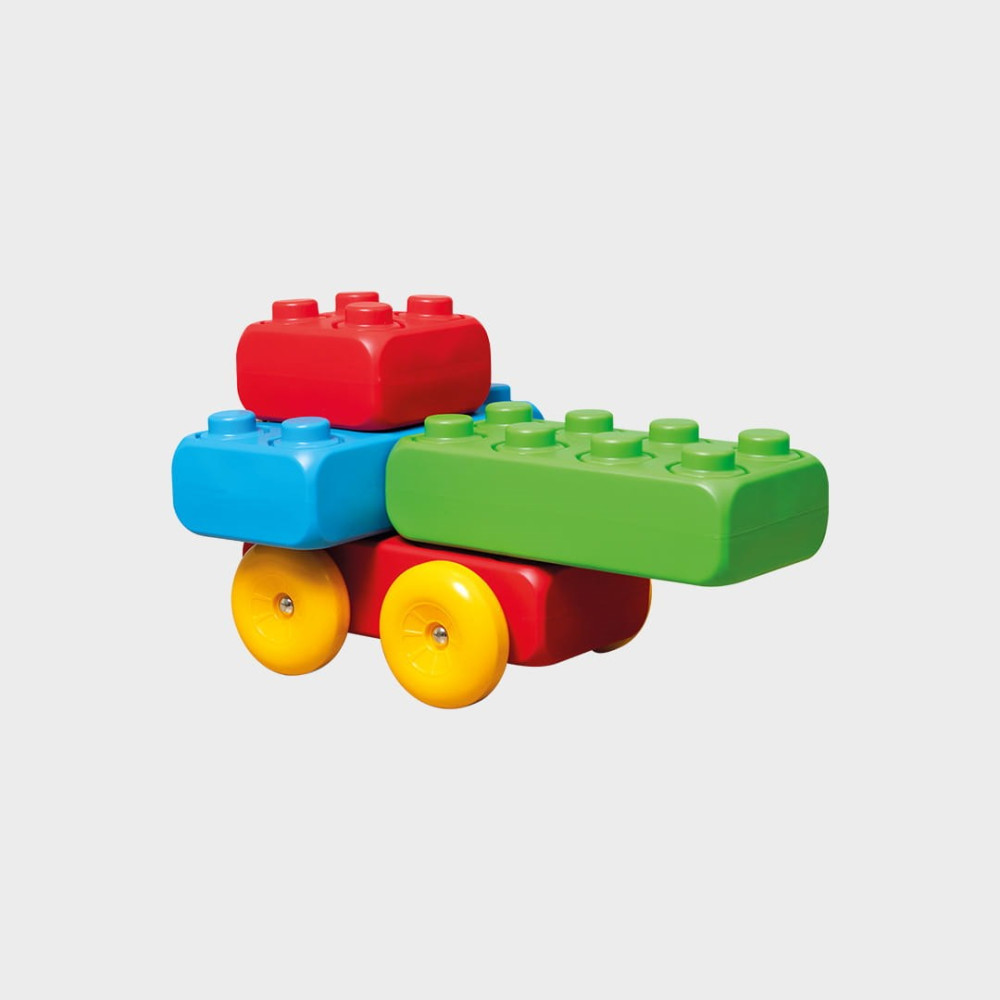 Un camión de juguete hecho de bloques de construcción de colores: ruedas rojas, azules, verdes y amarillas.