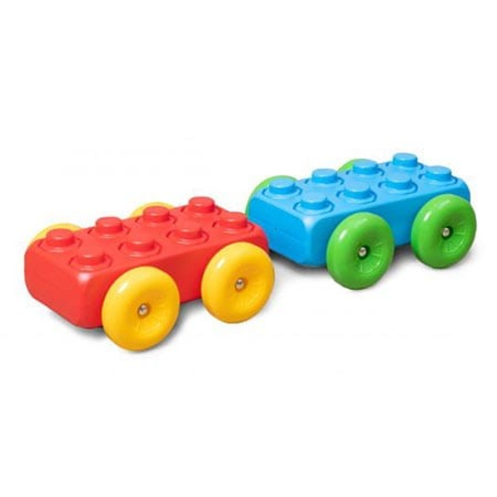 Dos coches de bloques de construcción coloridos, rojos con ruedas amarillas y azules con verdes.