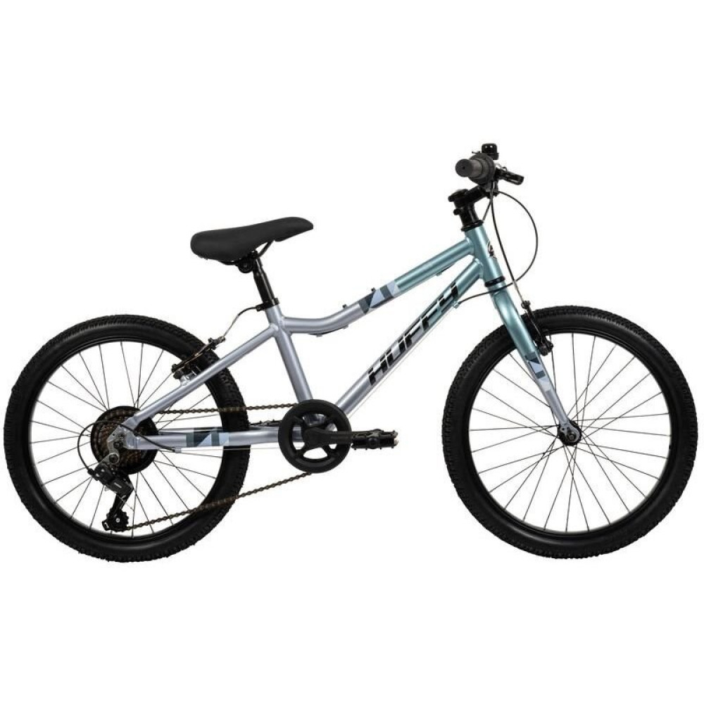 Ein silbernes und blaues Fahrrad mit schwarzen Reifen und Felgen.