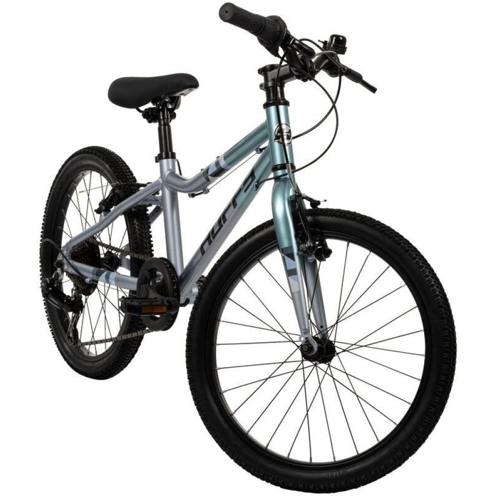 Ein hellblaues und silbernes Kinderfahrrad mit schwarzen Reifen und Sitz. Weiß isoliert.