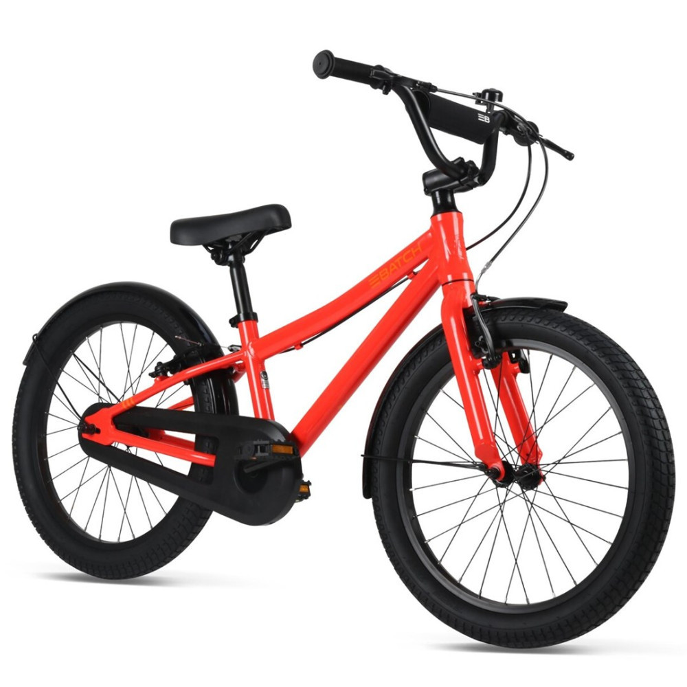 Czerwony rower BMX z czarnymi oponami, błotnikami i siodełkiem.