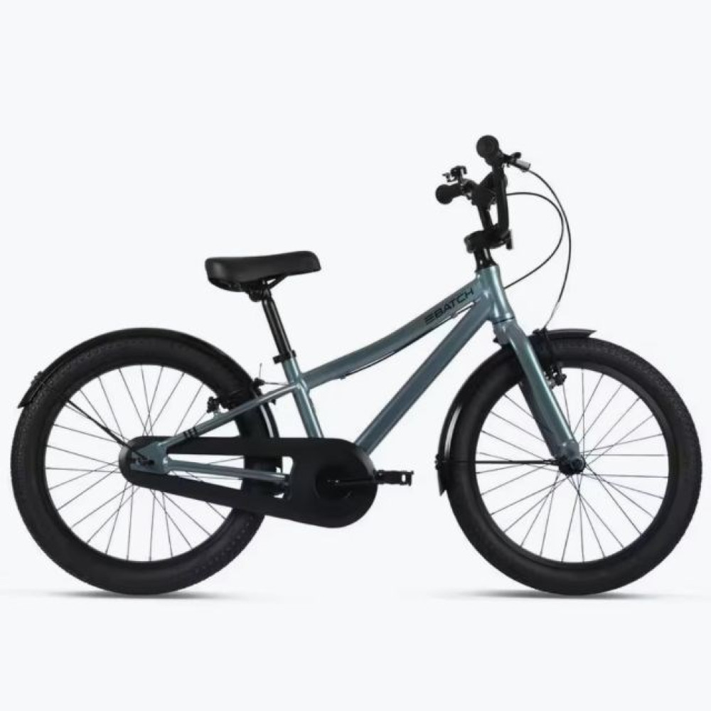 Szary rower BMX z czarnymi oponami i siodełkiem, na białym tle.