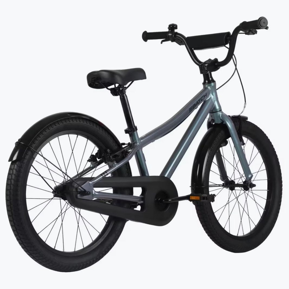 Szary rower BMX z czarnymi oponami i błotnikami, stojący samodzielnie.