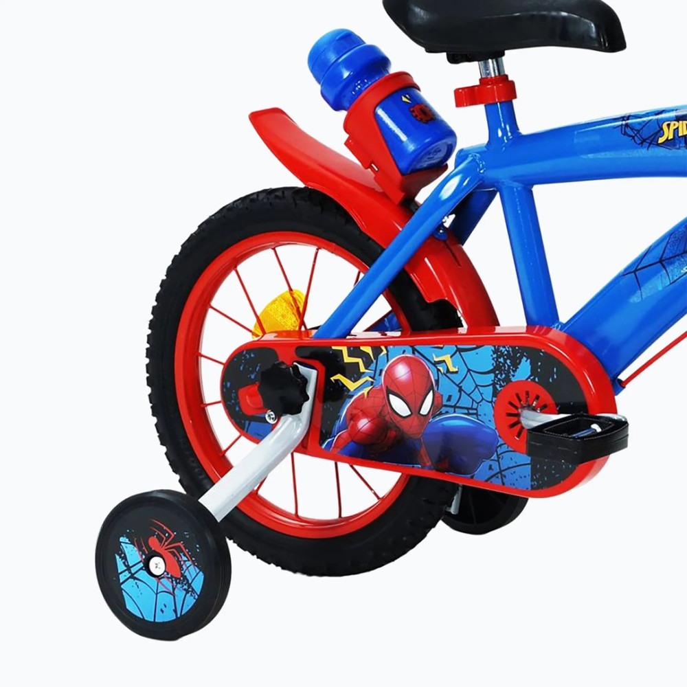 Una bicicleta infantil azul y roja con gráficos de Spiderman, ruedas de entrenamiento y una botella de agua.