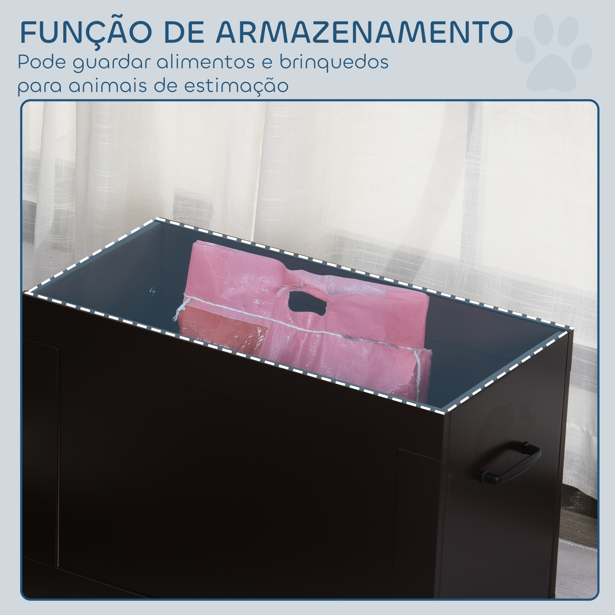 Cofre marrón oscuro con bolsa rosa dentro, tras cortinas blancas.