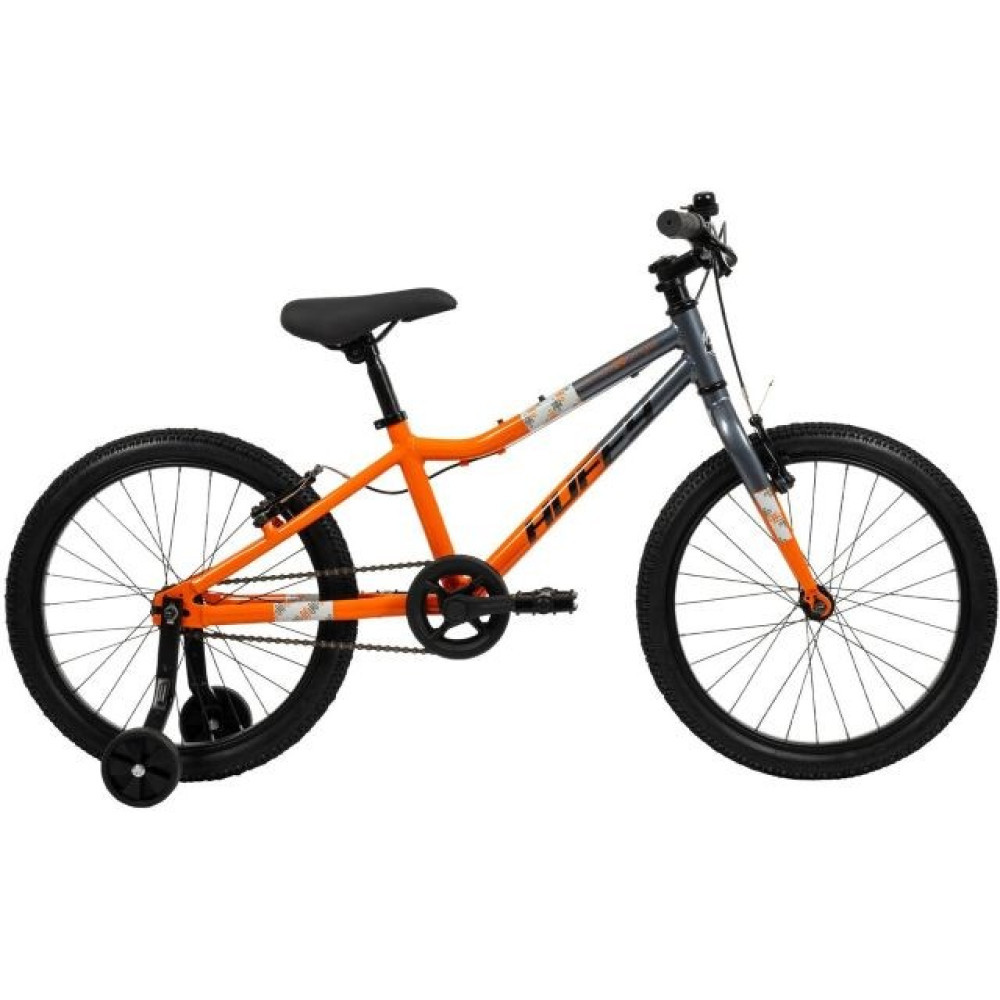 Ein orange-graues Kinderfahrrad mit Stützrädern, auf weißem Hintergrund.