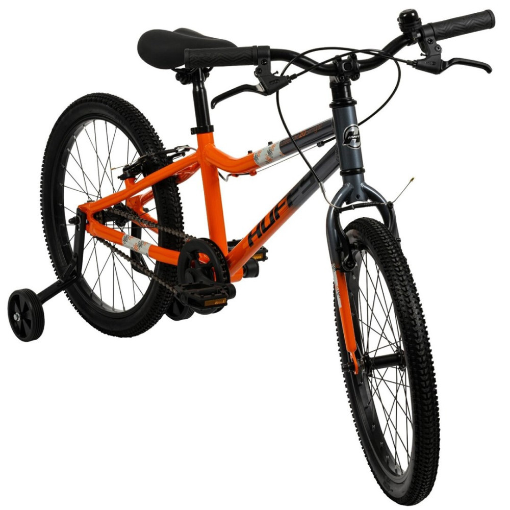 Ein orange-graues Kinderfahrrad mit Stützrädern und einem Klingel.