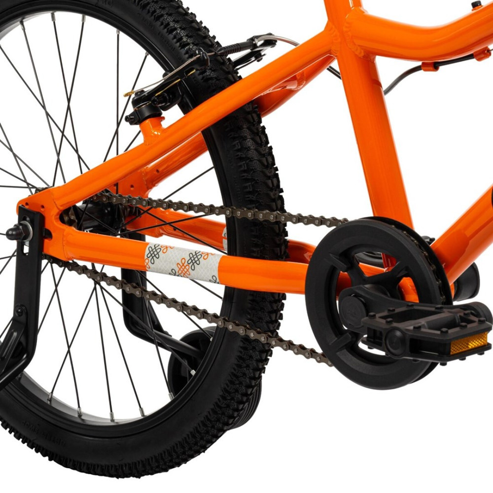 Detailaufnahme der orangefarbenen Fahrradkette, Pedale und Räder.
