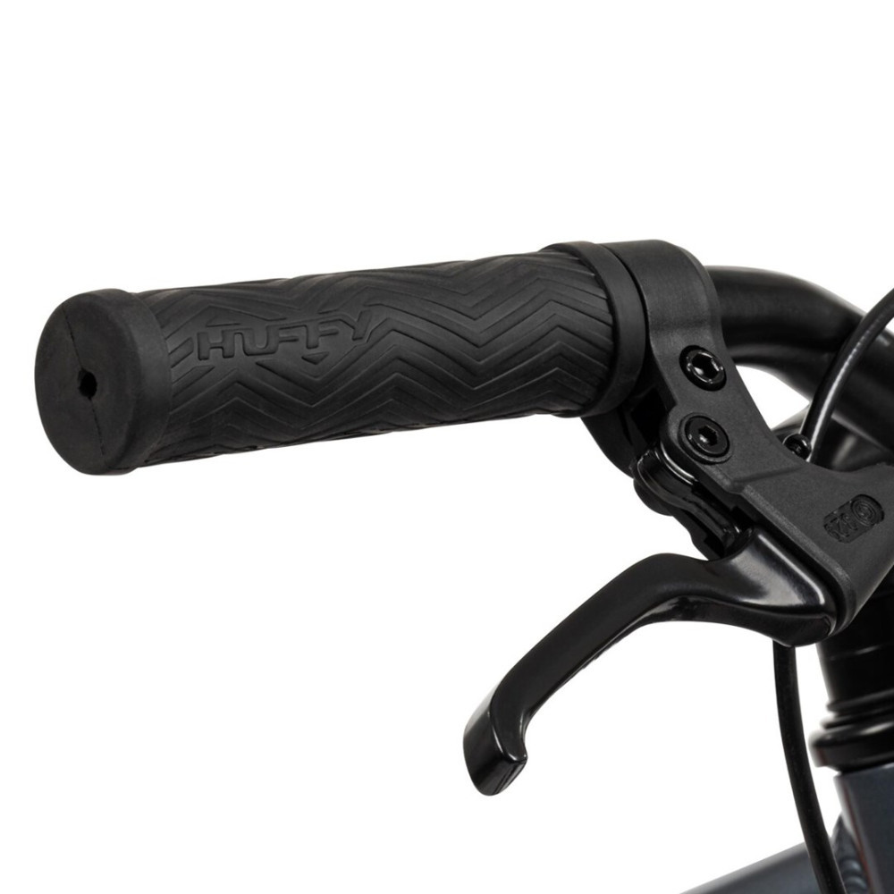 Nahaufnahme eines schwarzen Fahrradlenkers mit strukturierter Grifffläche und Bremshebel.