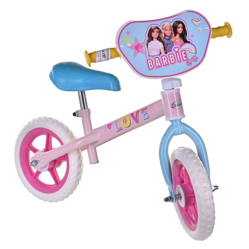 Różowy rowerek biegowy z grafiką Barbie, niebieskim siodełkiem.