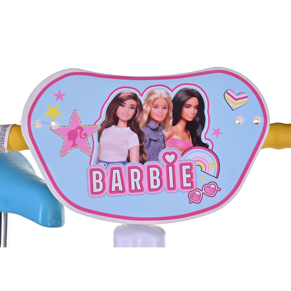 Logo Barbie z trzema lalkami, tęczą i sercami na jasnoniebieskim tle.