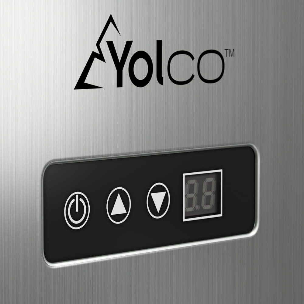 Zbliżenie na logo Yolco i panel sterowania z cyfrowym wyświetlaczem.