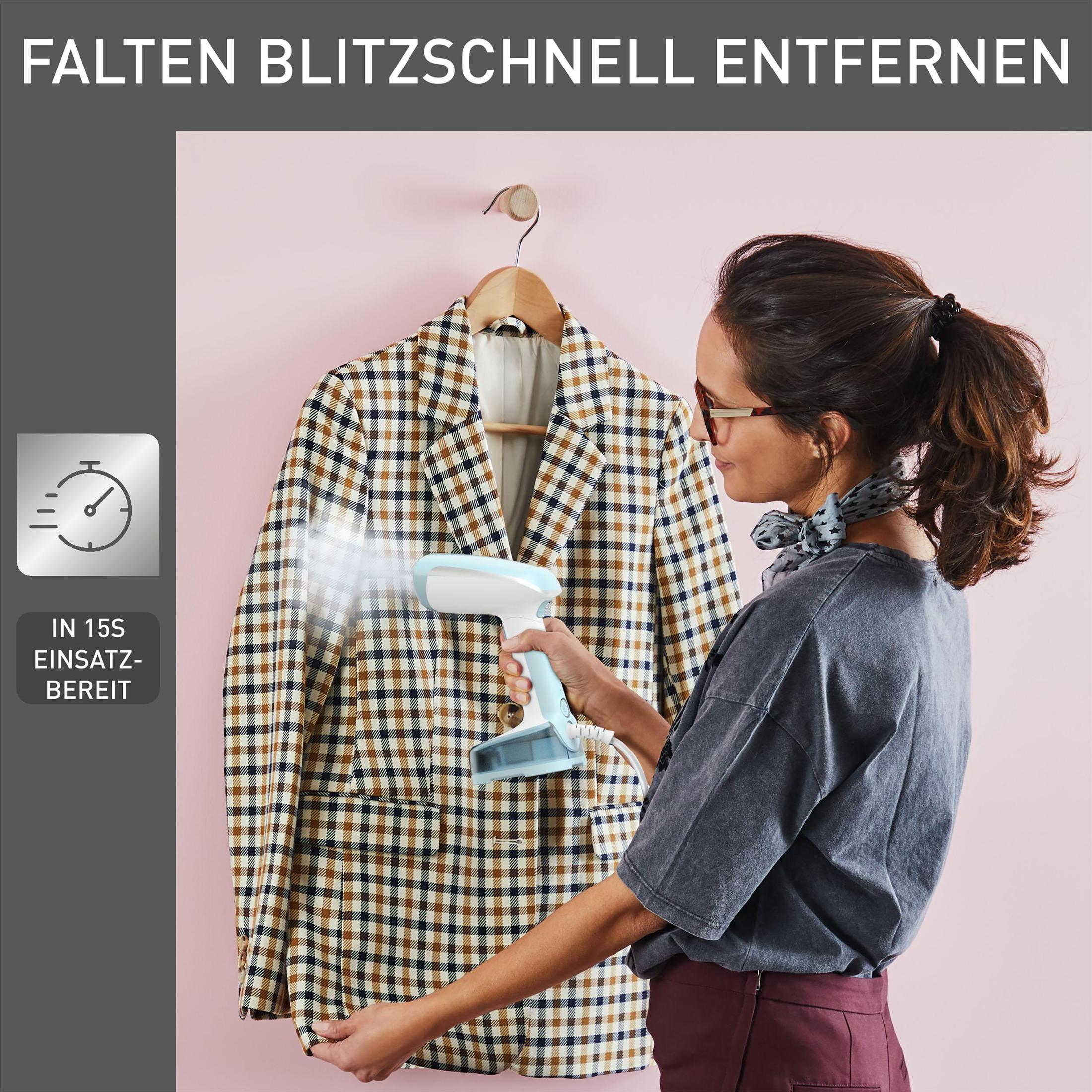 Una donna usa un vaporizzatore portatile per stirare un blazer a quadri.