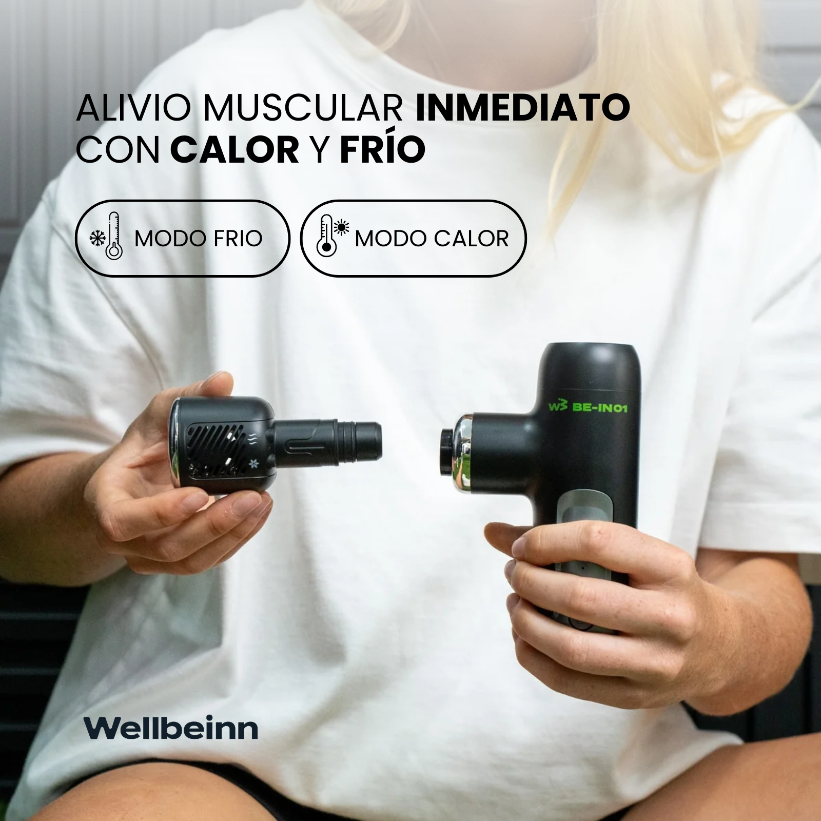 Persona sostiene accesorios de pistola de masaje: modos frío y calor.