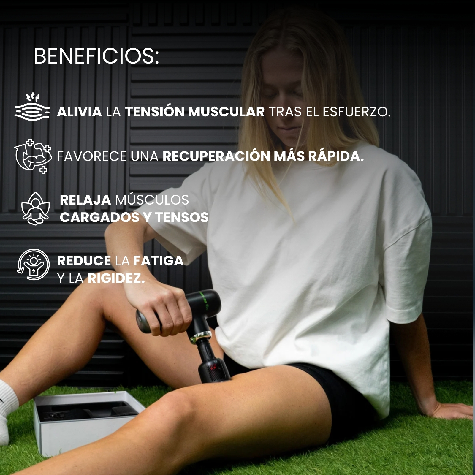 Una mujer usa una pistola de masaje en su pierna, con texto enumerando beneficios.
