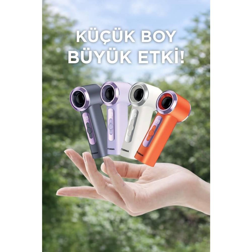 Bir el, bulanık bir arka plan önünde mor, beyaz, gri ve turuncu renkli dört küçük kamera tutuyor.
