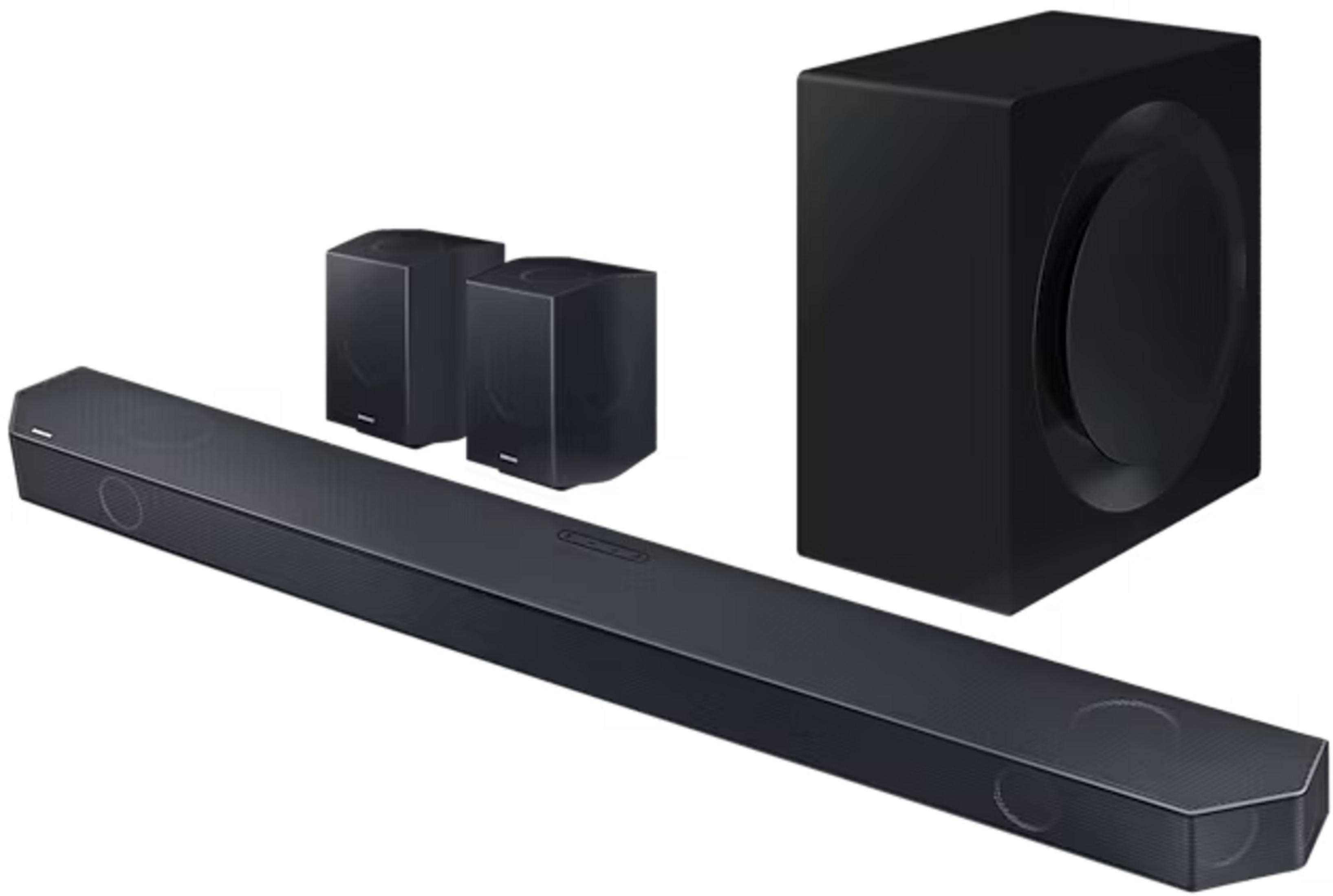 Schwarze Soundbar, Subwoofer und zwei Satellitenlautsprecher auf weißem Grund.