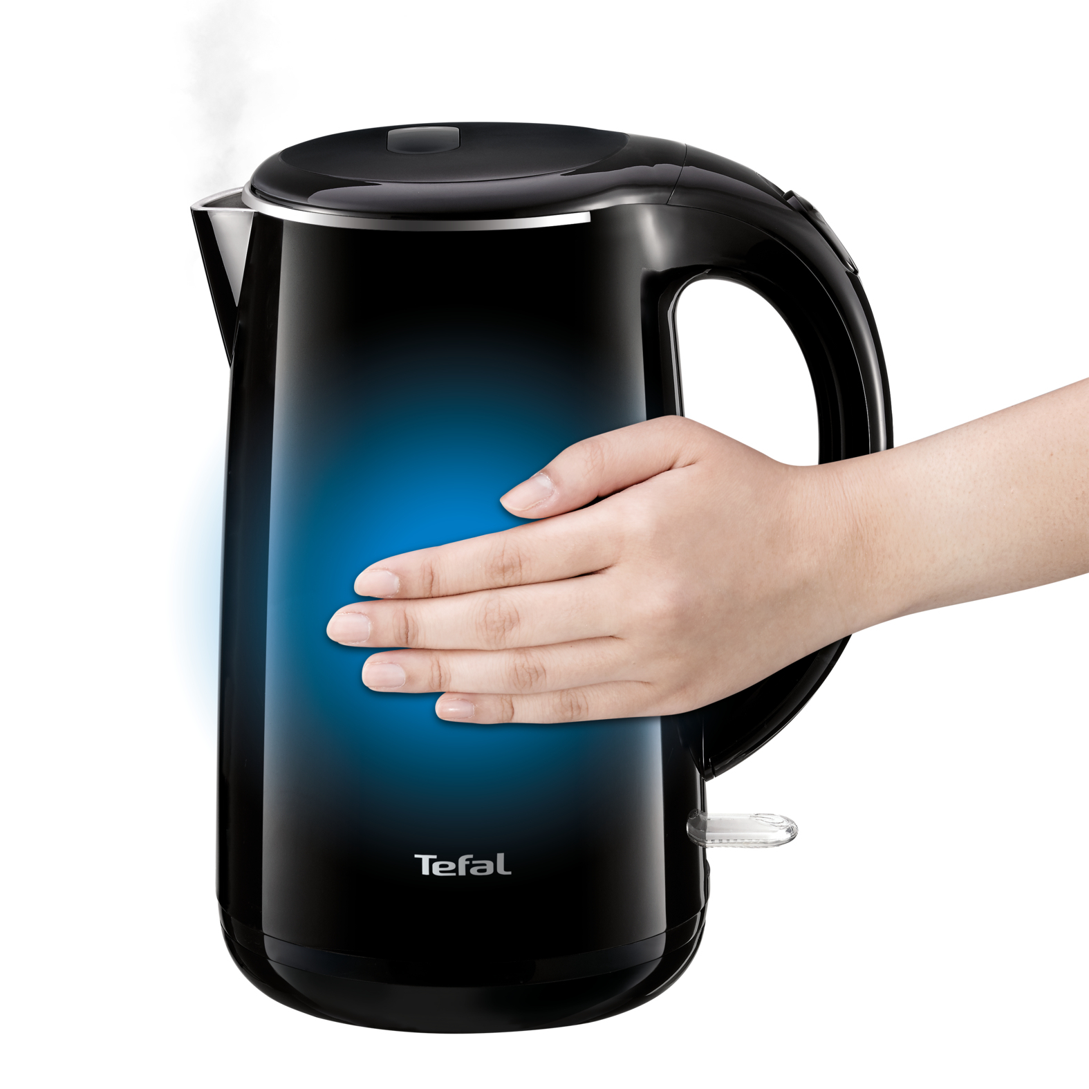 Una mano tocca un bollitore nero con bagliore blu. Il vapore sale.