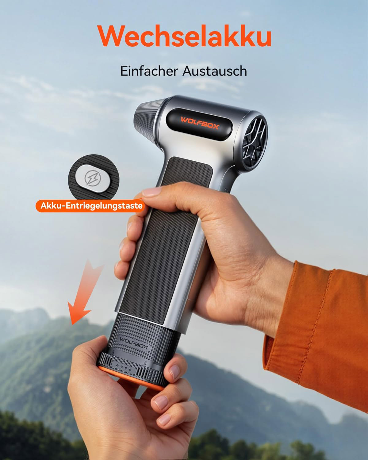 Eine Hand hält ein silbernes Gerät mit schwarzem Griff. Ein Pfeil zeigt nach unten.