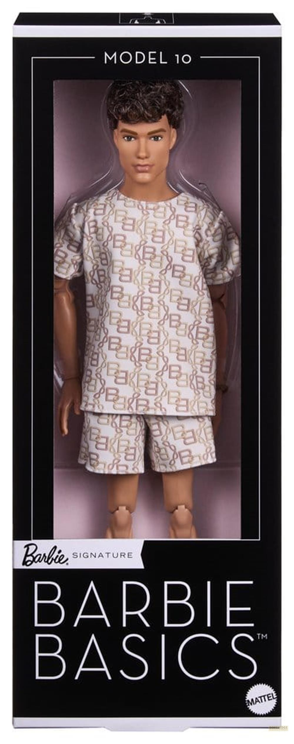 Ein Mann Model 10 Barbie Basics Puppe im Karton, trägt ein bedrucktes Oberteil und Shorts.