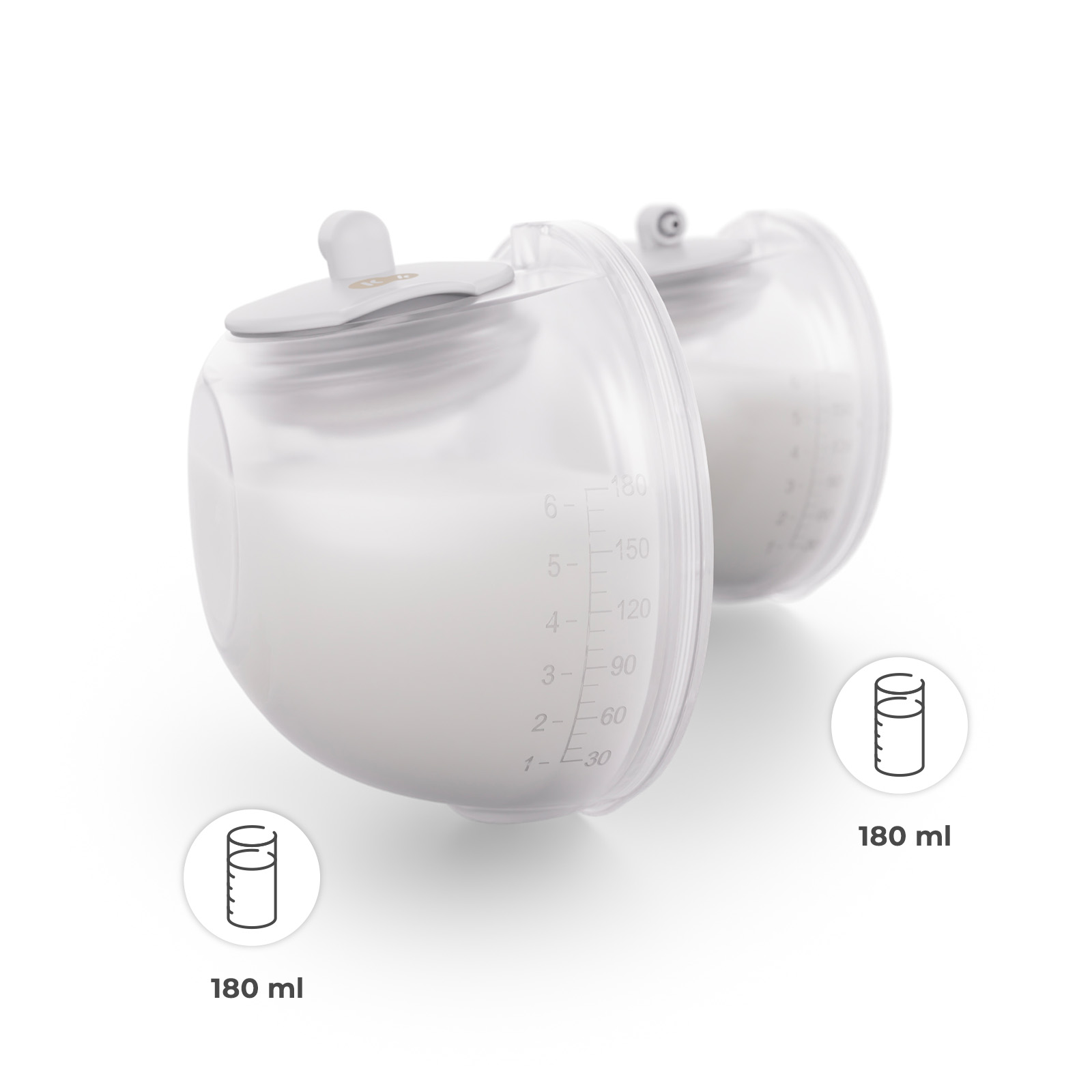 Zwei milchgefüllte Behälter mit Messskala, 180 ml Kapazität.