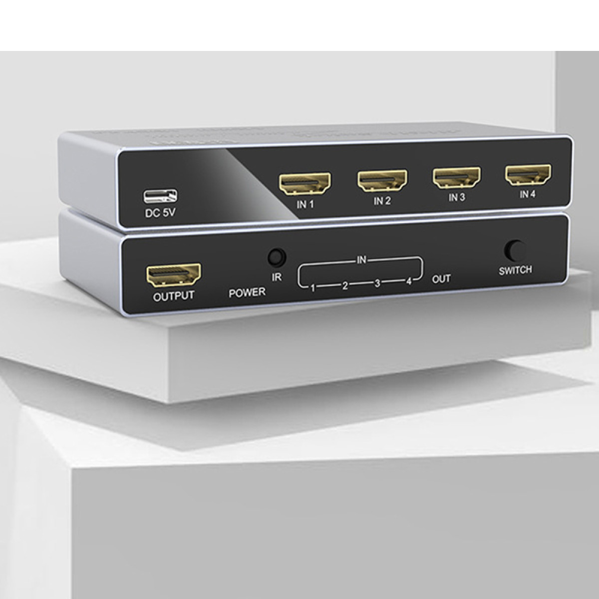 Zwei silberne HDMI-Umschalter, übereinander gestapelt, mit Anschlüssen.