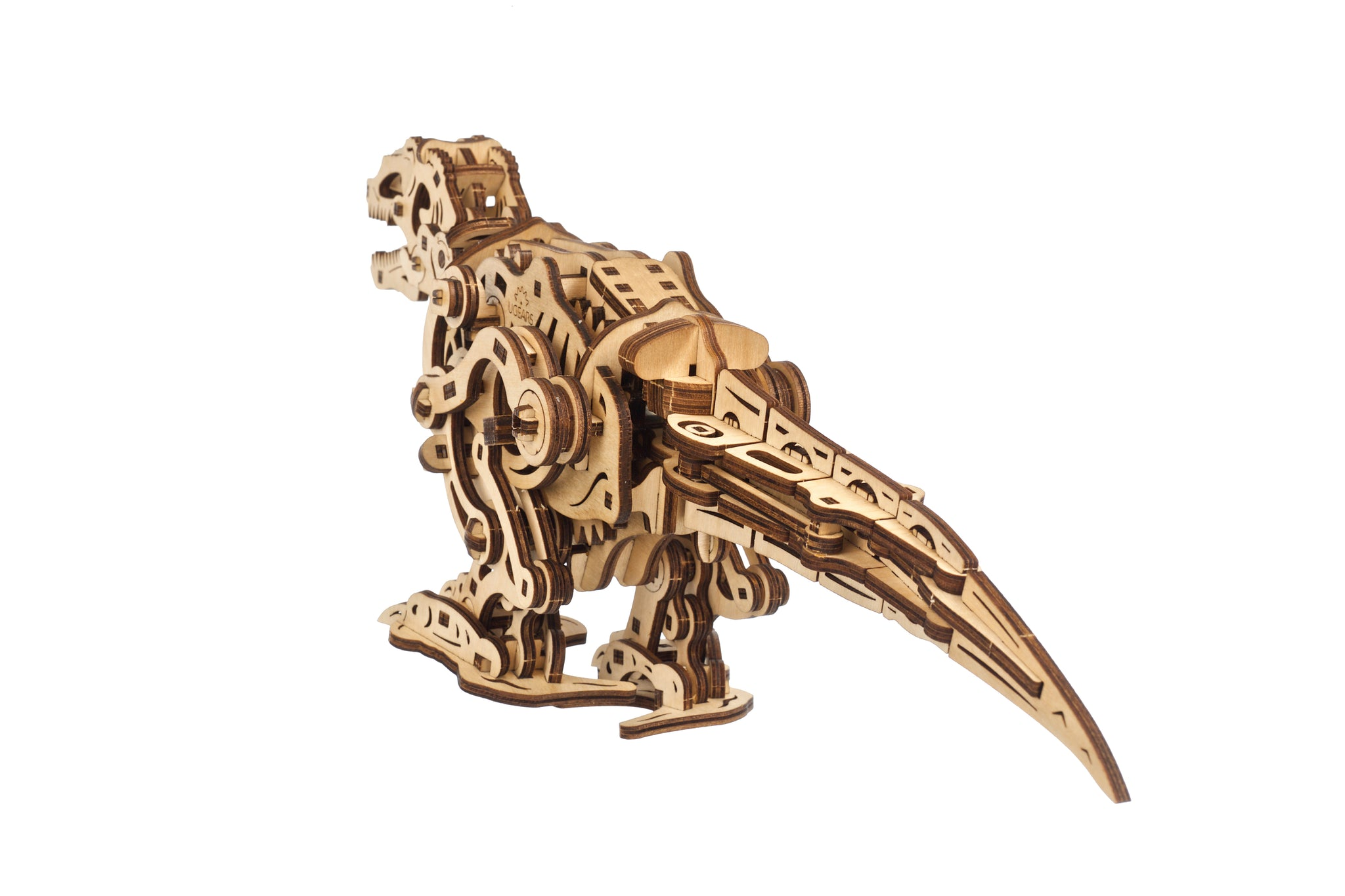 Un dettagliato modello in legno di un dinosauro, su sfondo bianco.