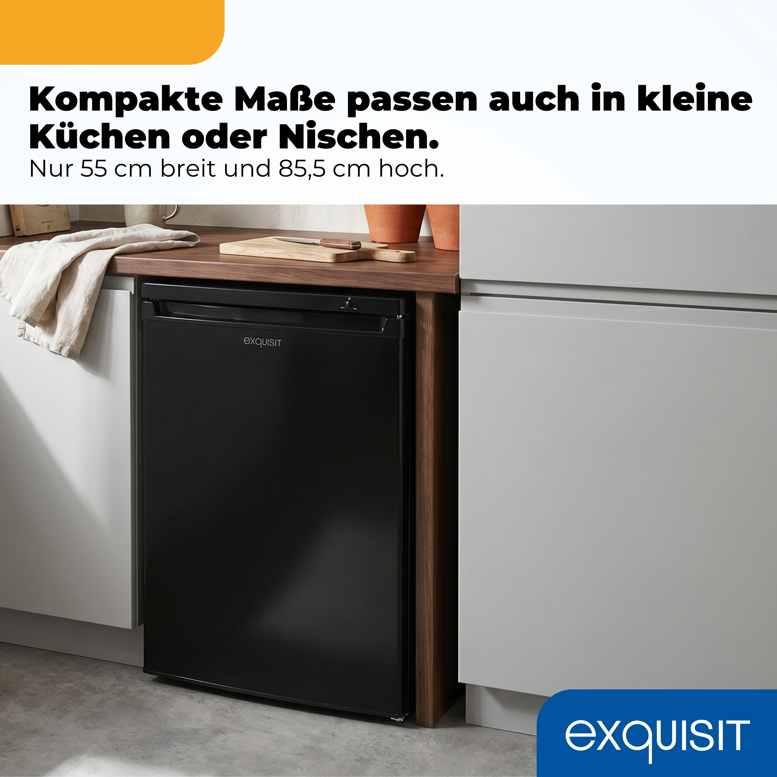 Schwarzer Kühlschrank in einer Küche, 55cm breit, 85,5cm hoch.