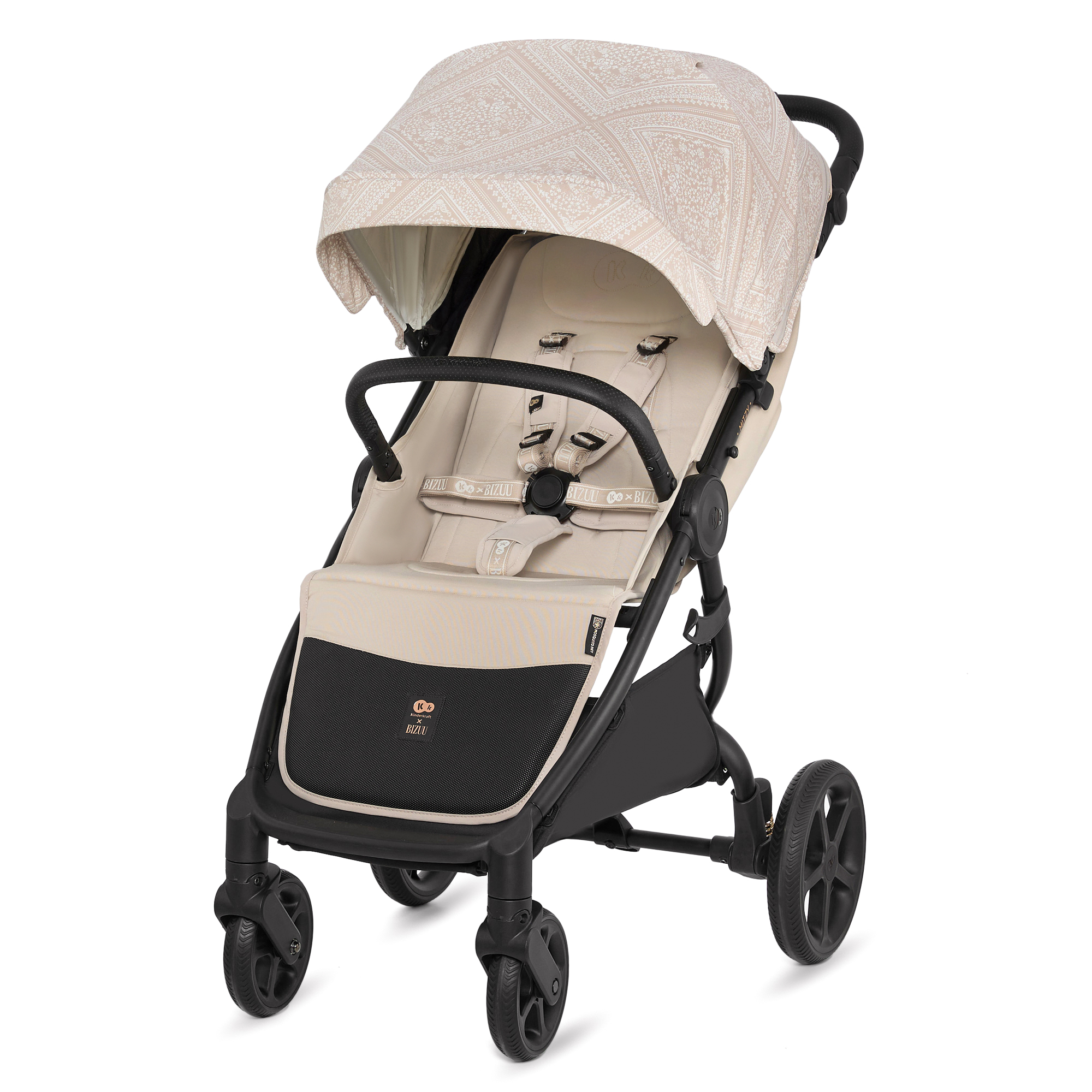 Ein beiger Kinderwagen mit Muster-Verdeck und schwarzen Details.