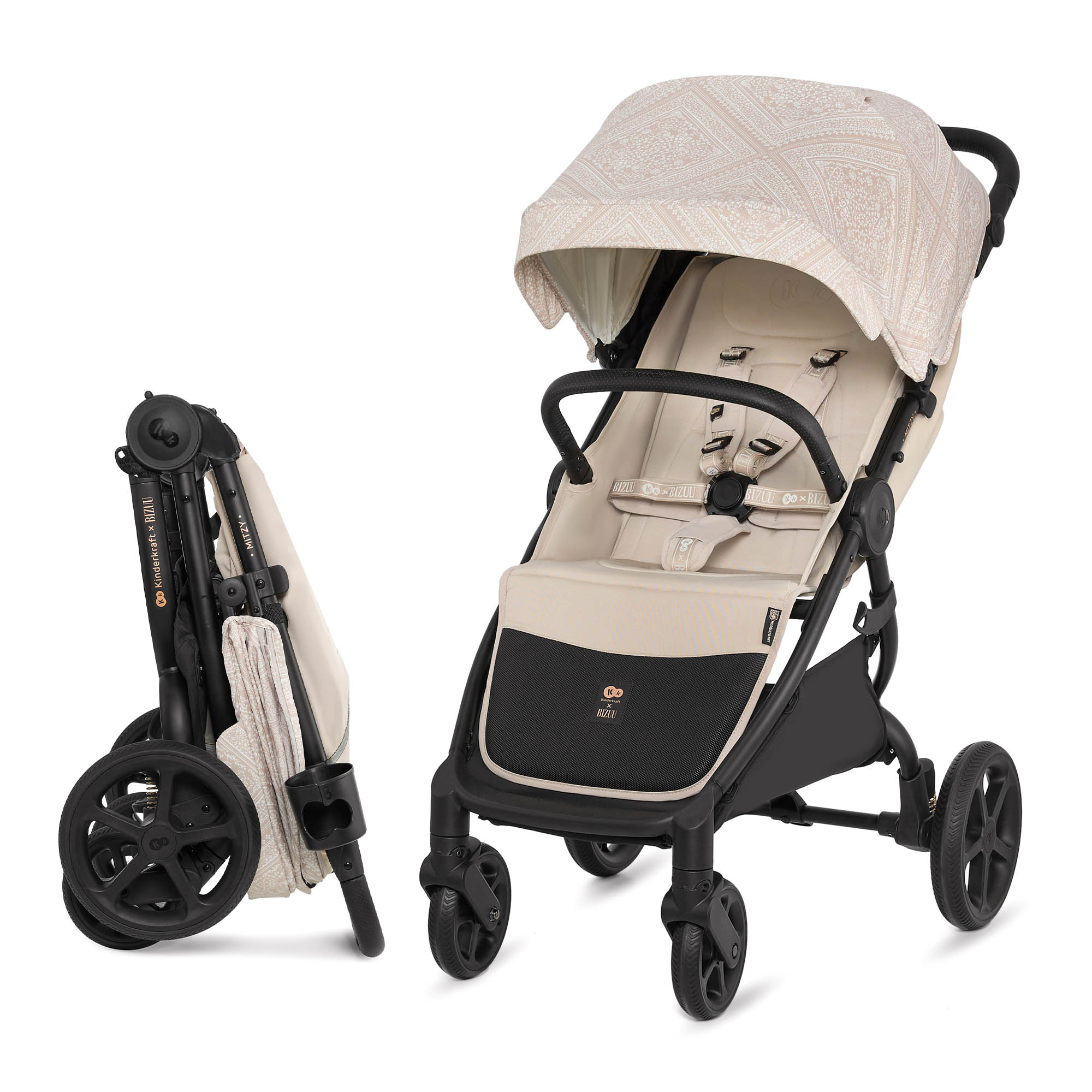 Ein aufrechter und zusammengeklappter Kinderwagen in Beige mit Muster.