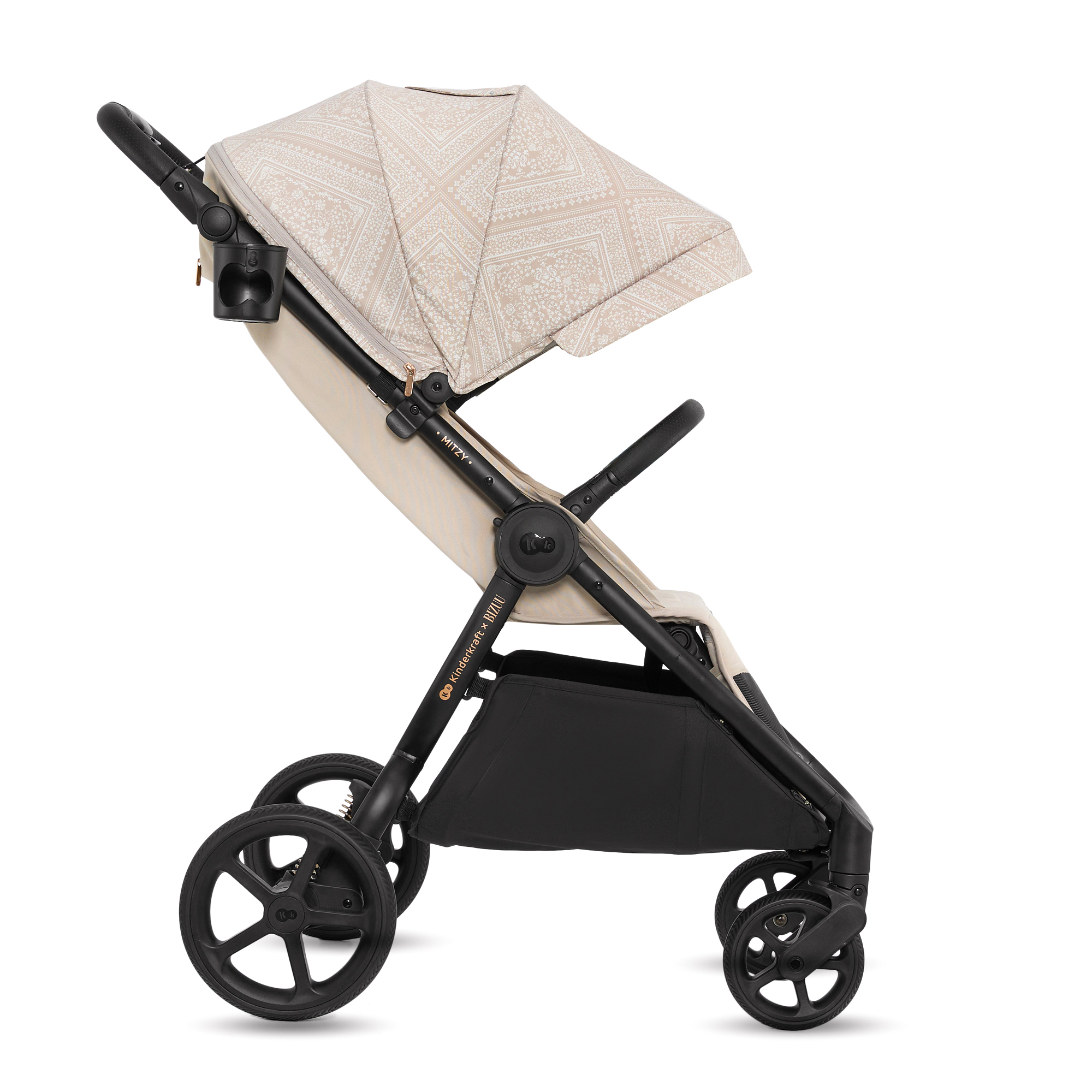 Ein leichter Kinderwagen in Beige mit Muster, schwarzem Gestell und Rädern.