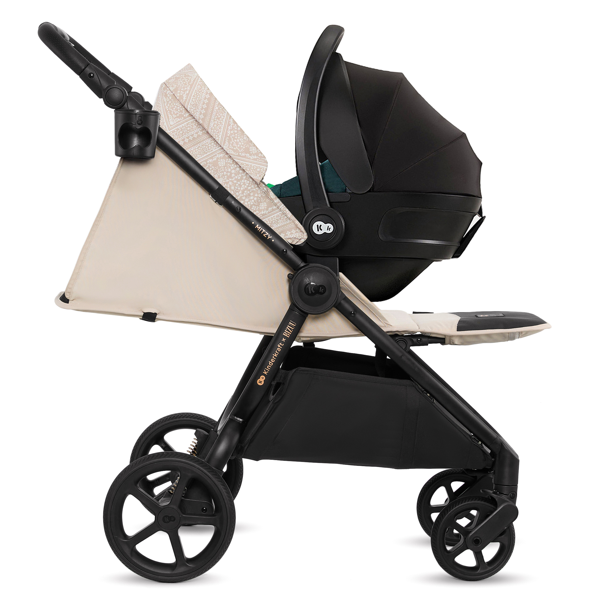 Ein Kinderwagen mit einem beigefarbenen Sonnendach und einem schwarzen Autositz.