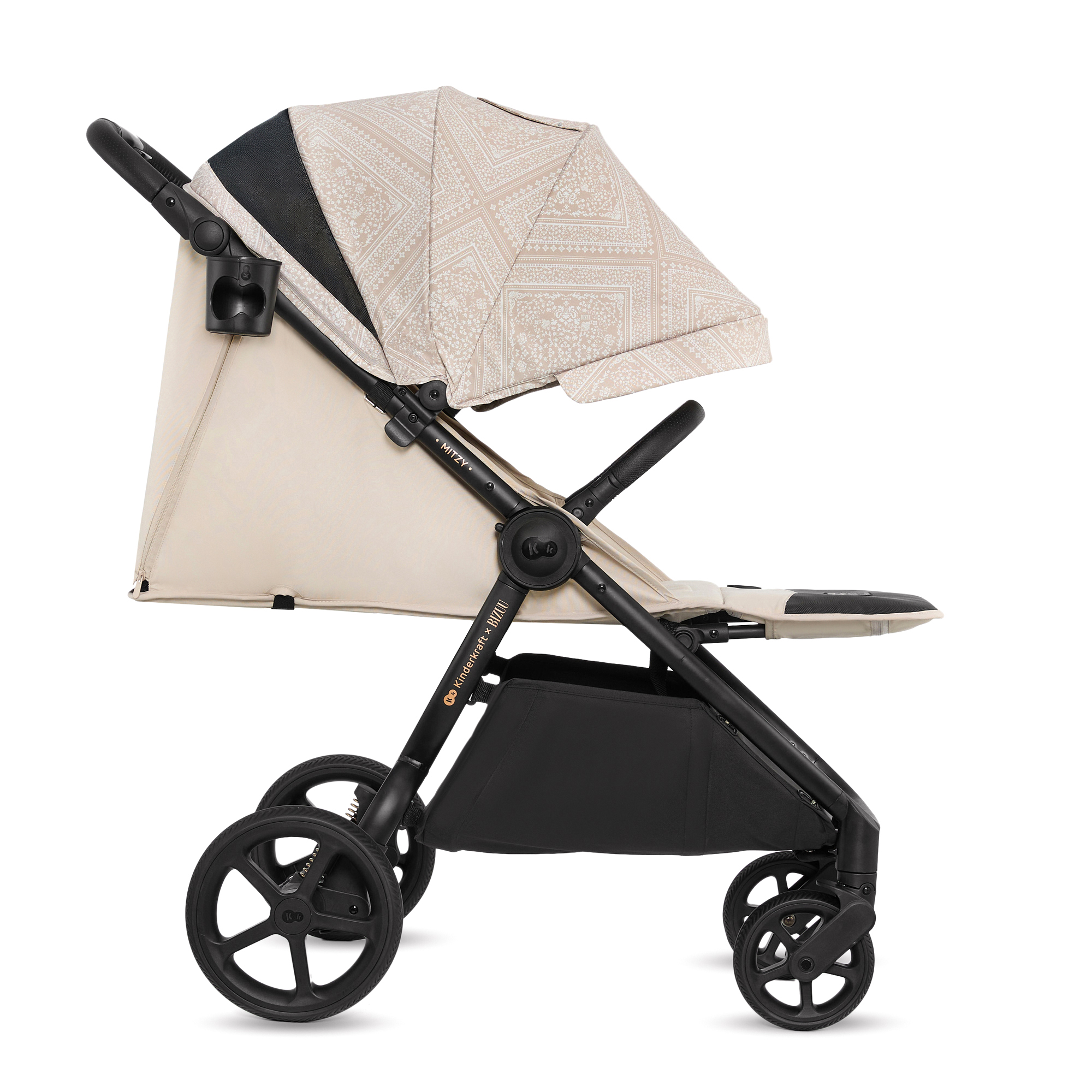 Ein beiger Kinderwagen mit gemustertem Verdeck, schwarzem Rahmen und Becherhalter.