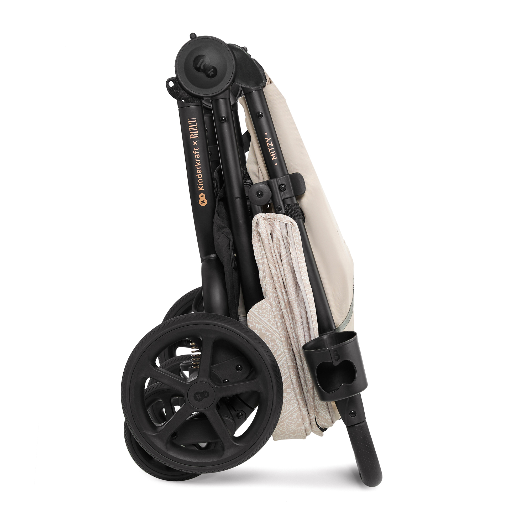 Ein zusammengeklappter Kinderwagen mit beigem Stoff und schwarzen Rädern.
