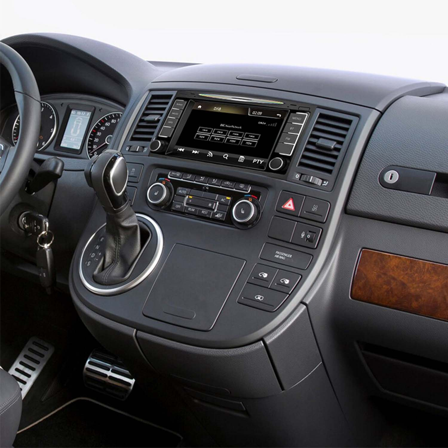 Das Innere eines Autos mit Lenkrad, Gangschaltung und Infotainmentsystem.