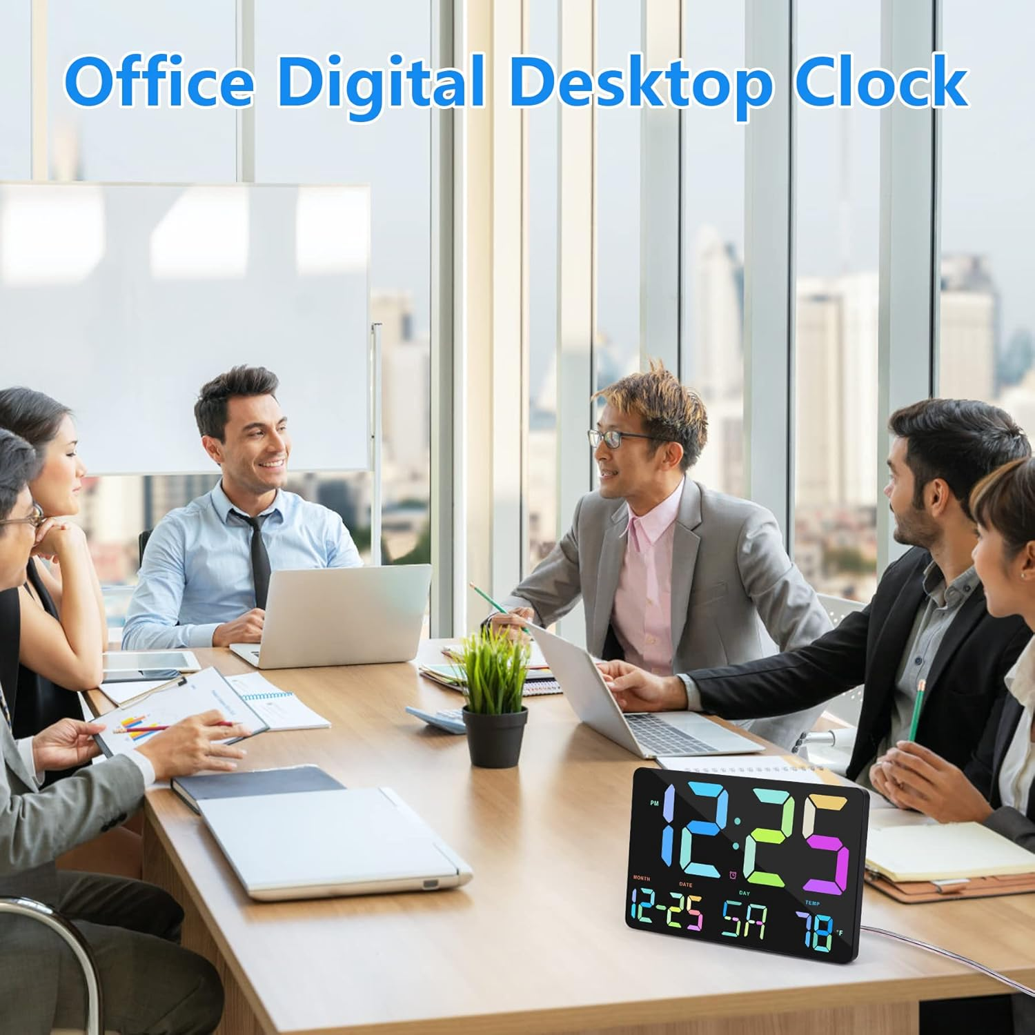 Büro-Digitaluhr mit farbiger Anzeige auf einem Besprechungstisch.