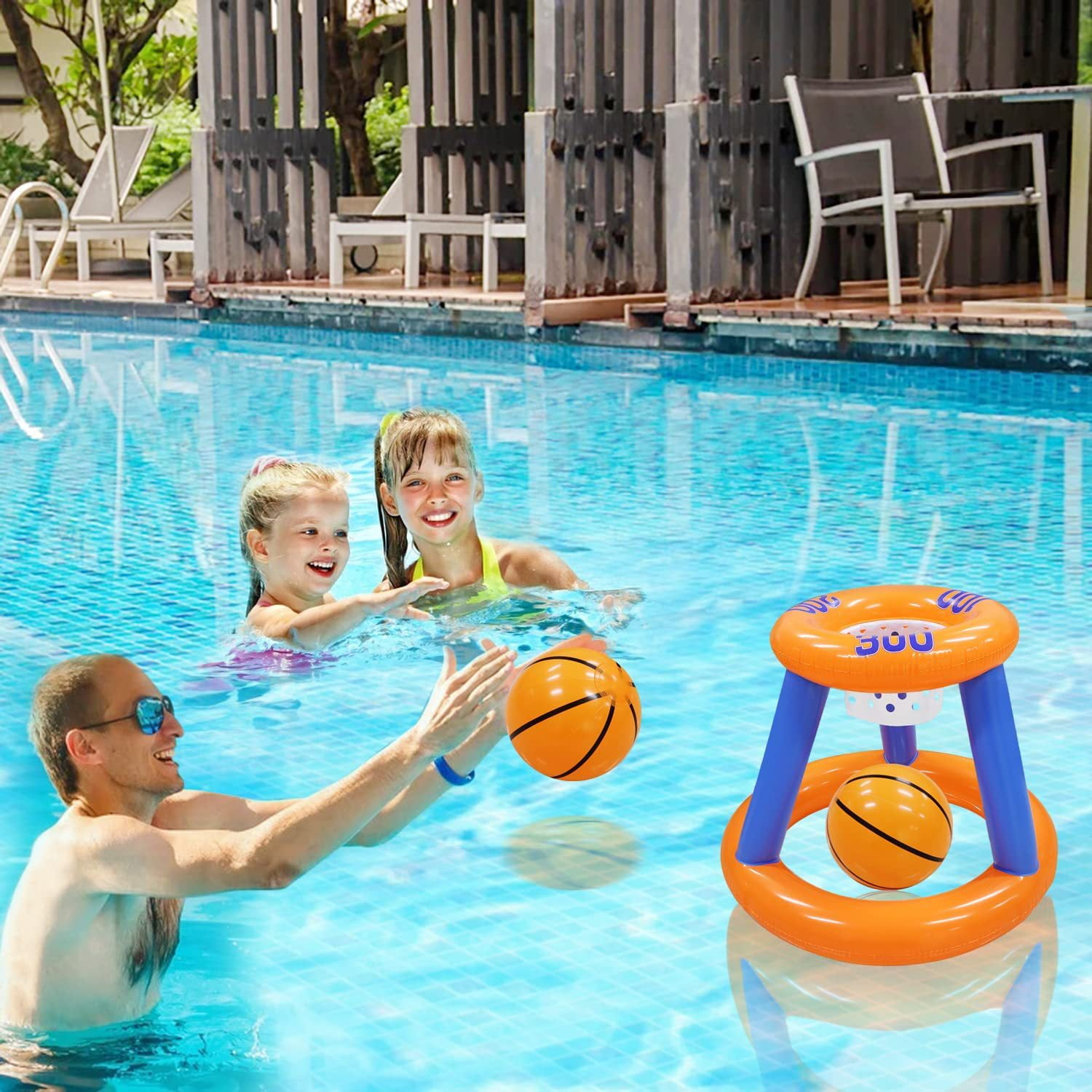 Mann und zwei Mädchen spielen Basketball in einem Pool mit aufblasbarem Ring.